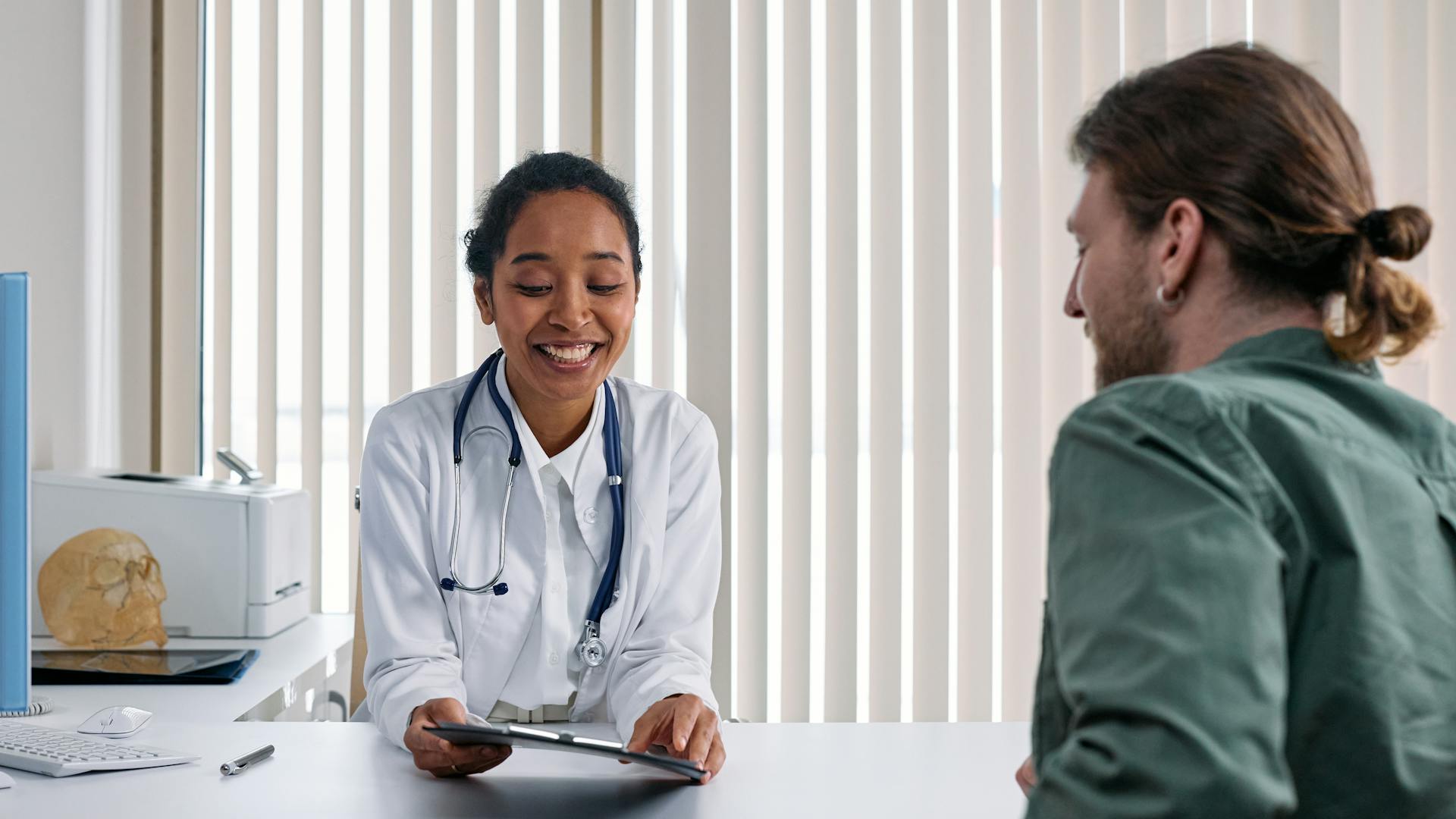 Médecin utilisant une tablette numérique pour la gestion assurance santé