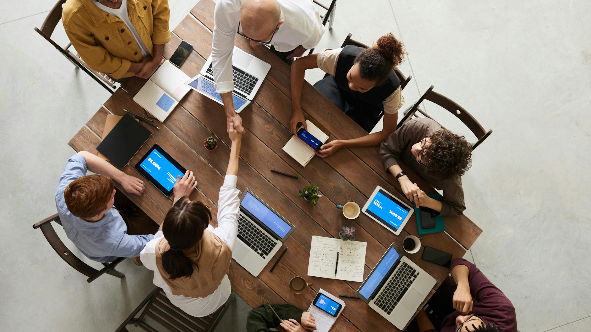 Equipe collaborant sur la transformation digitale avec écrans et données