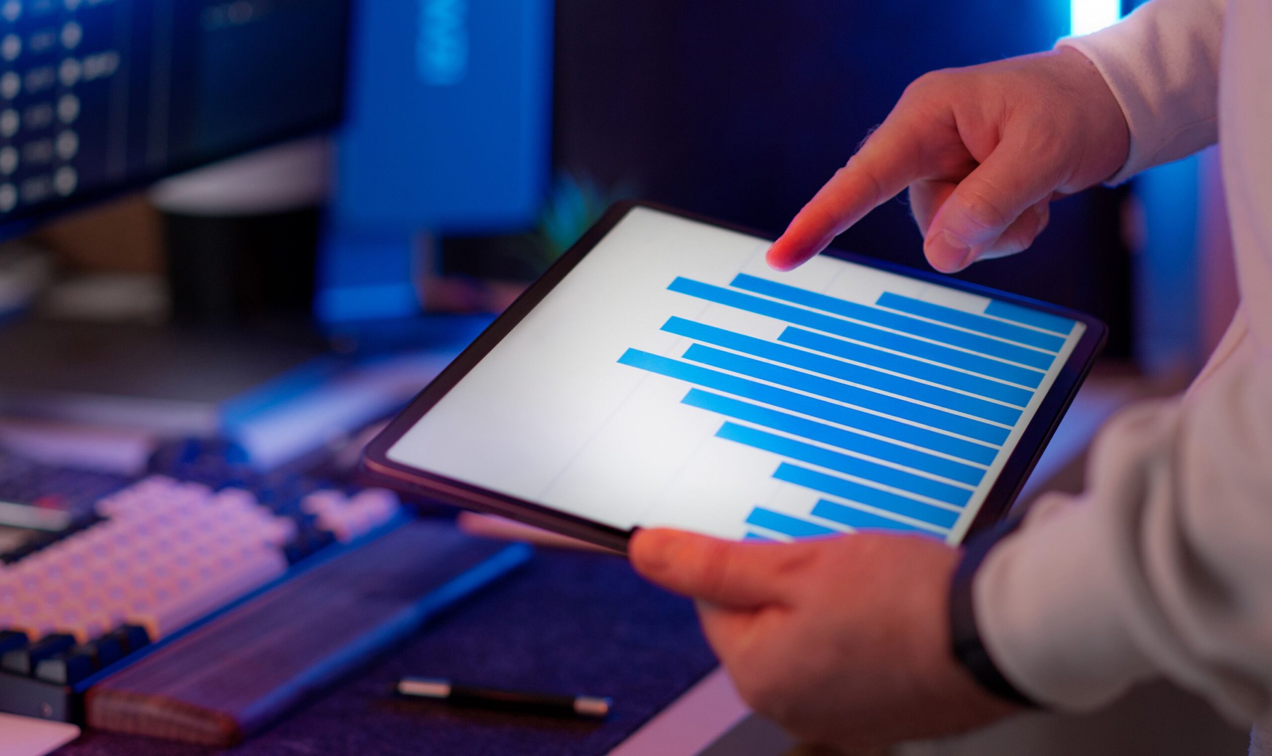 Professionnel analysant des données sur tablette - Intelligence de Données
