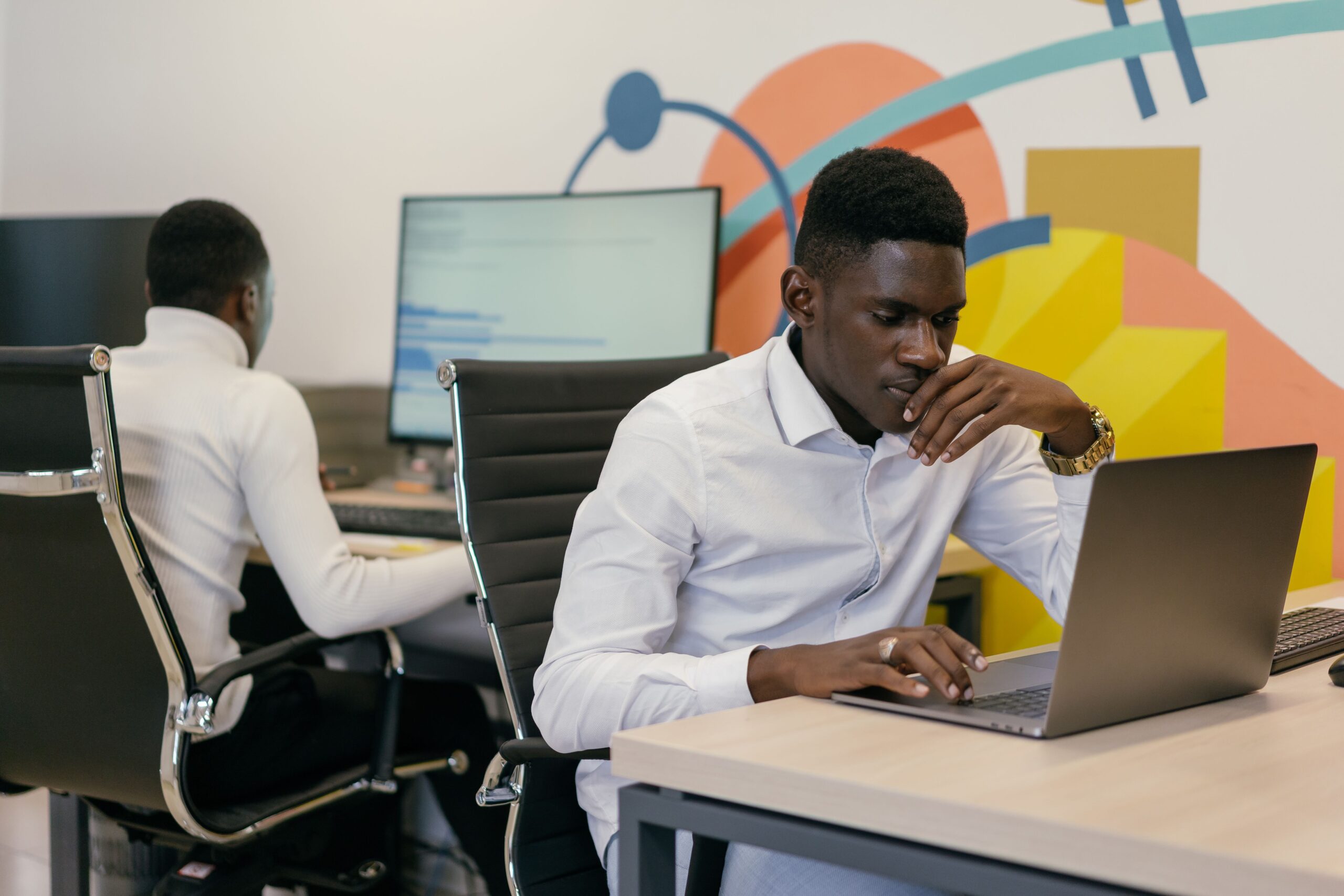 Deux hommes africains travaillant ensemble dans un bureau moderne