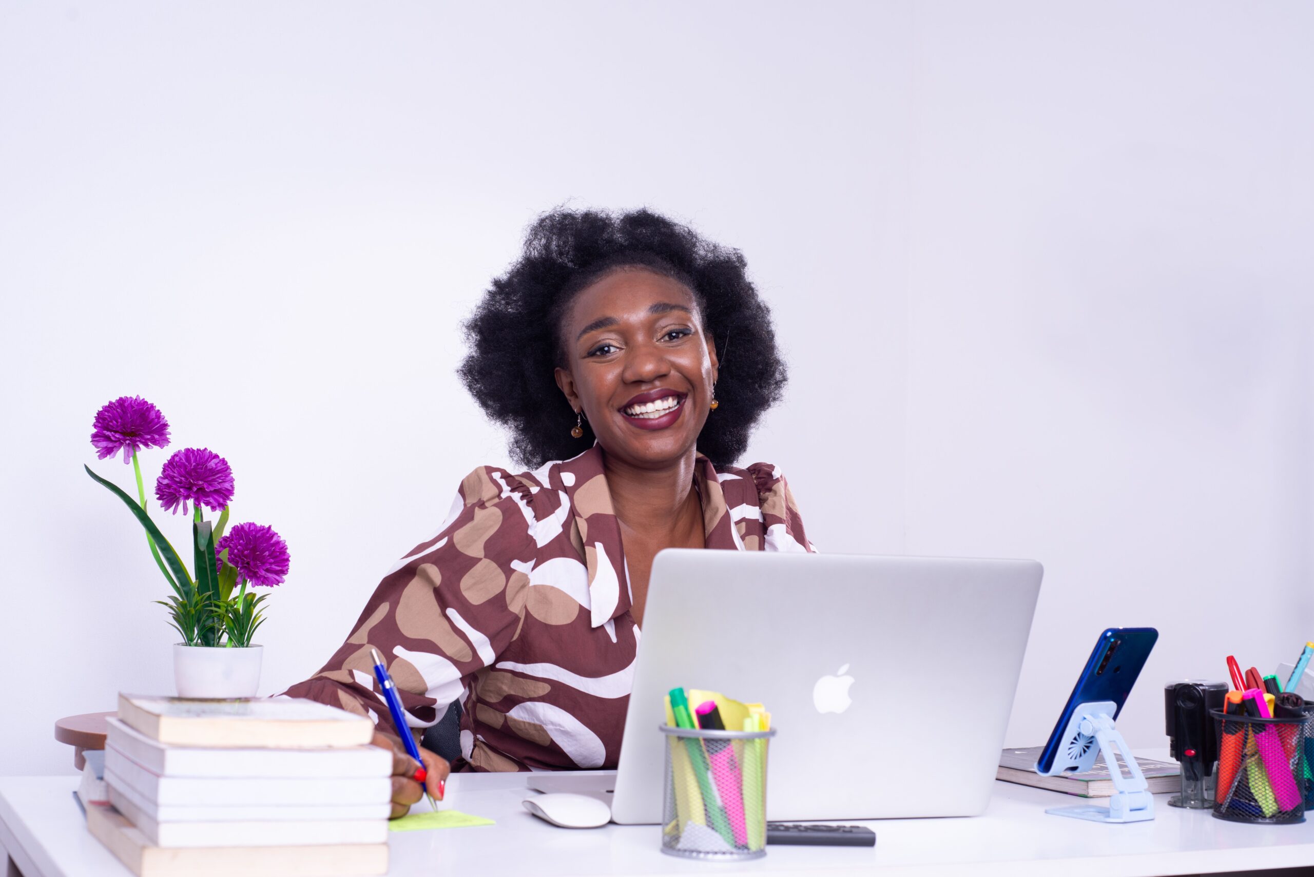 Femme africaine souriante travaillant à son bureau à Kinshasa